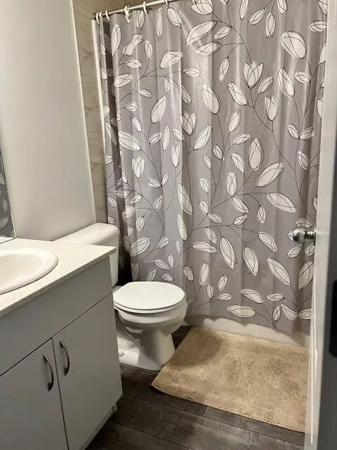 Homestay Bedroom With Private Bathroom In Southwest Edmonton Canada