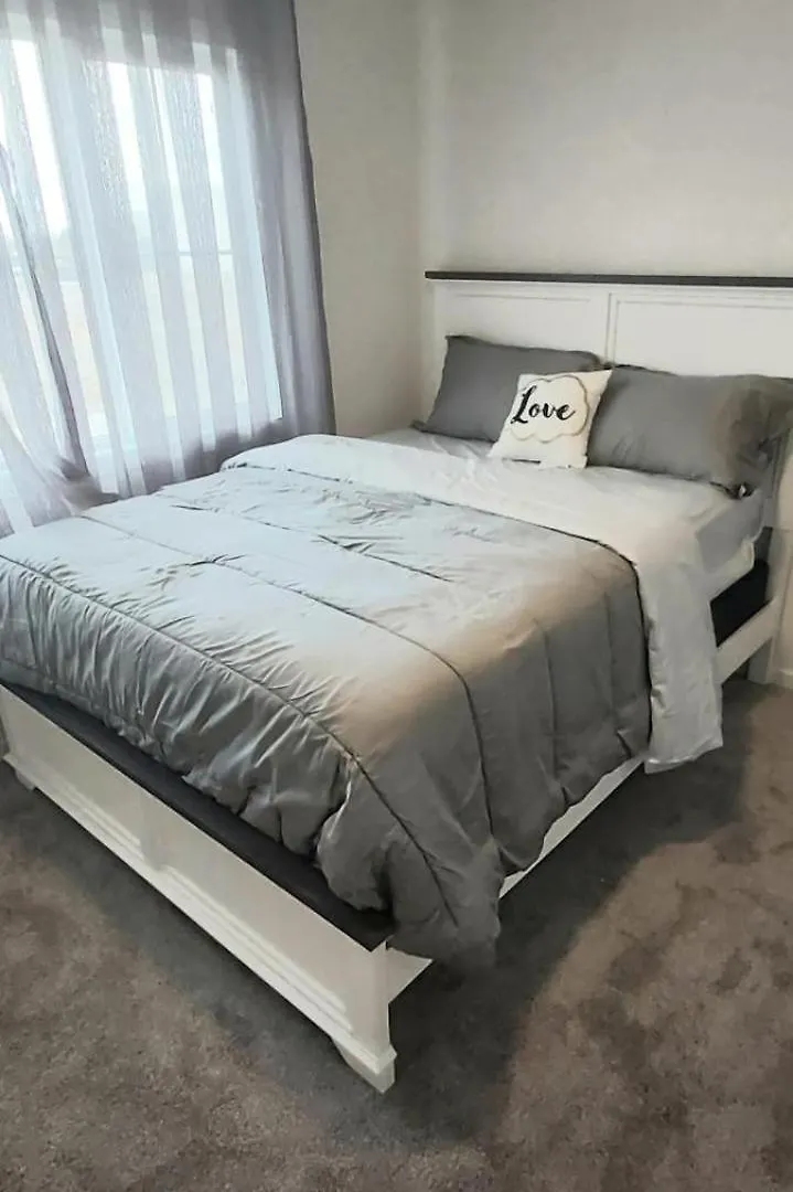 ホームステイ Bedroom With Private Bathroom In Southwest エドモントン