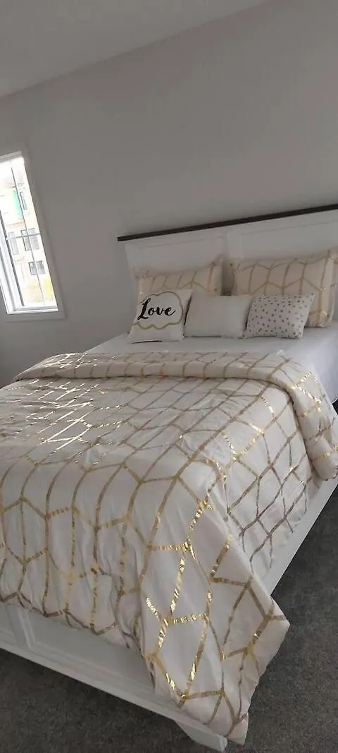 Bedroom With Private Bathroom In Southwest エドモントン