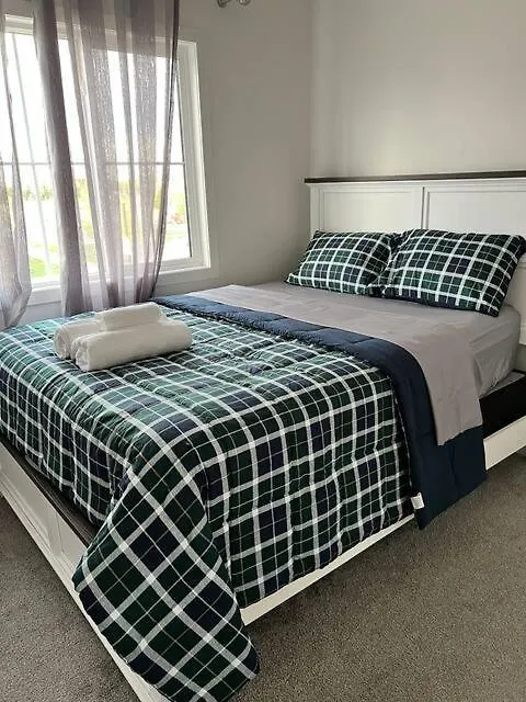 Bedroom With Private Bathroom In Southwest エドモントン 0*,  カナダ